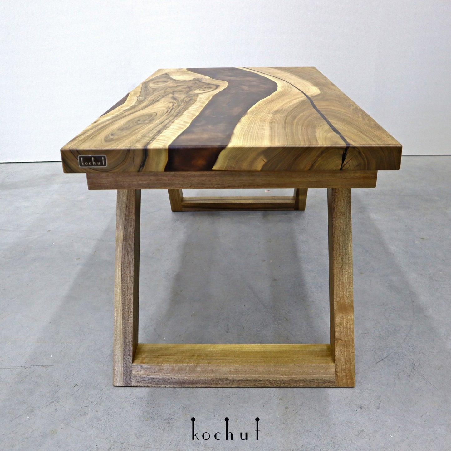 Koriander – Couchtisch aus Holz und Epoxidharz