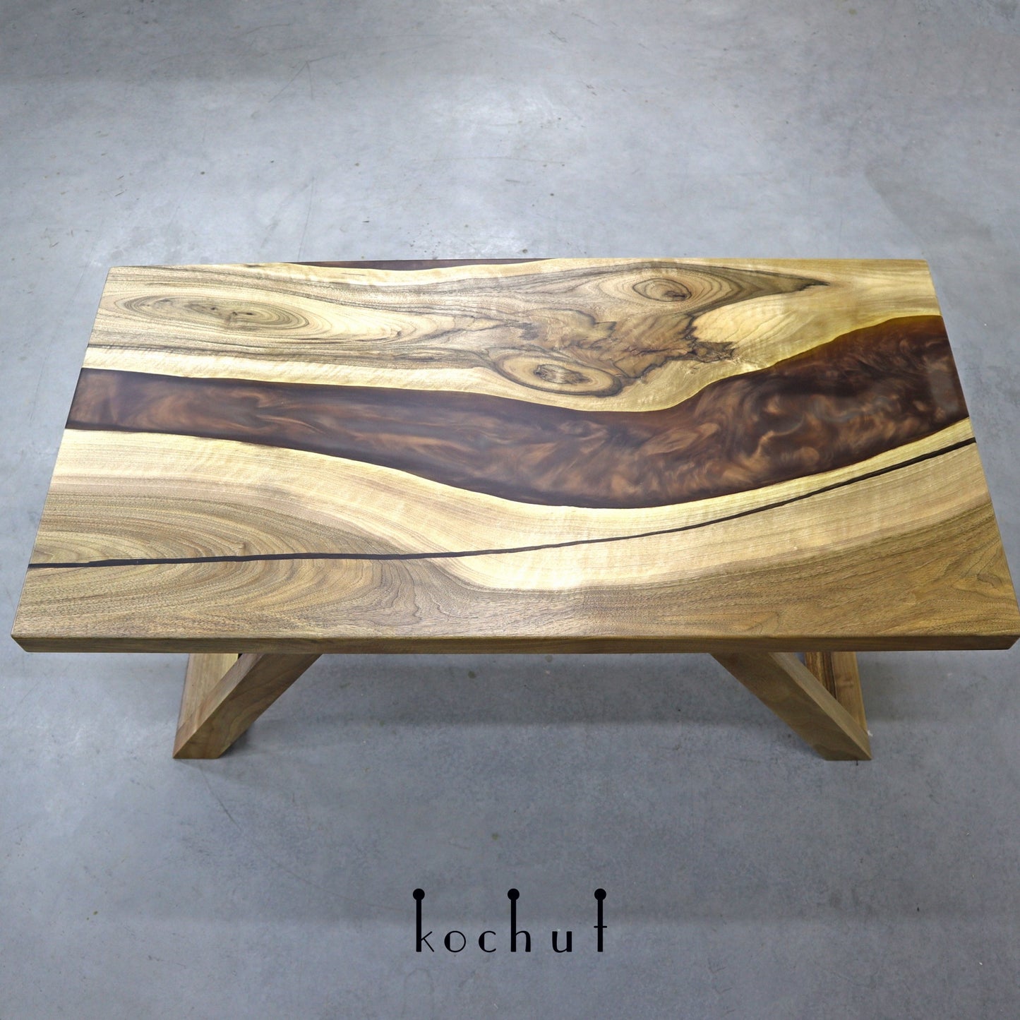 Koriander – Couchtisch aus Holz und Epoxidharz