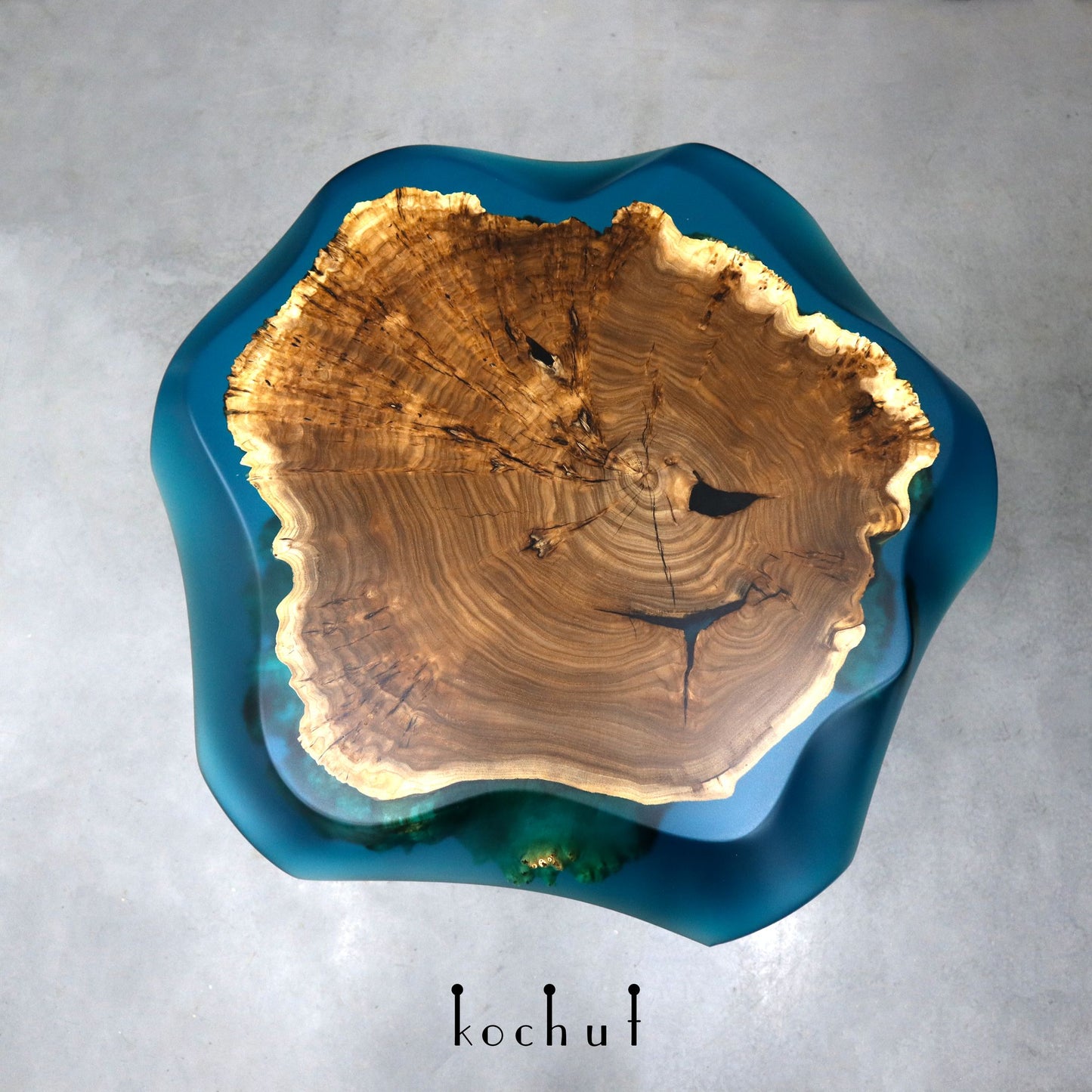 Salvia – Couchtisch aus Holz und Epoxidharz