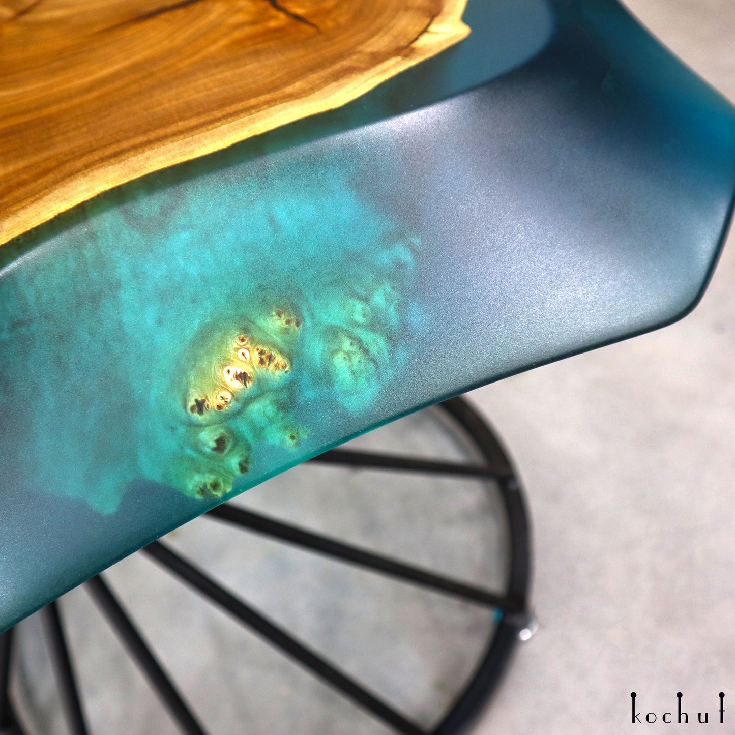 Salvia – Couchtisch aus Holz und Epoxidharz