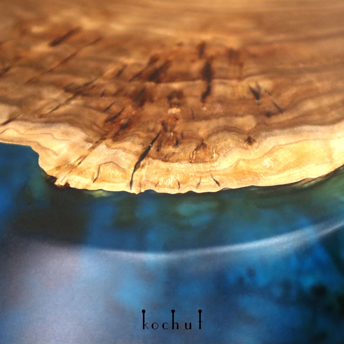 Salvia – Couchtisch aus Holz und Epoxidharz