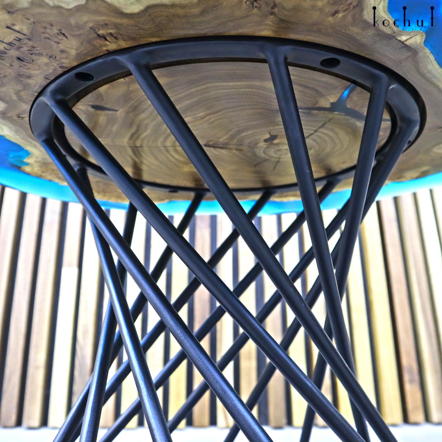 Salvia – Couchtisch aus Holz und Epoxidharz
