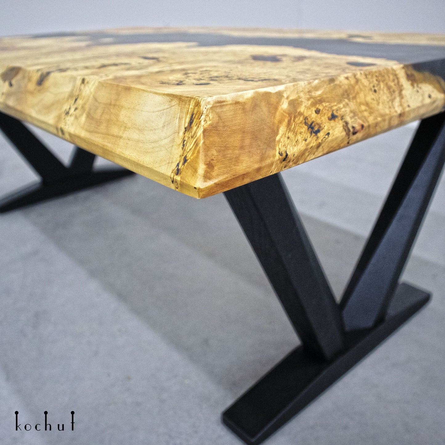 Fjord – Couchtisch aus Holz und Epoxidharz