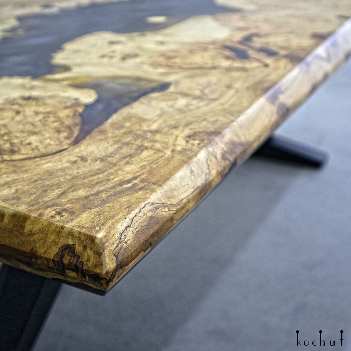 Fjord – Couchtisch aus Holz und Epoxidharz