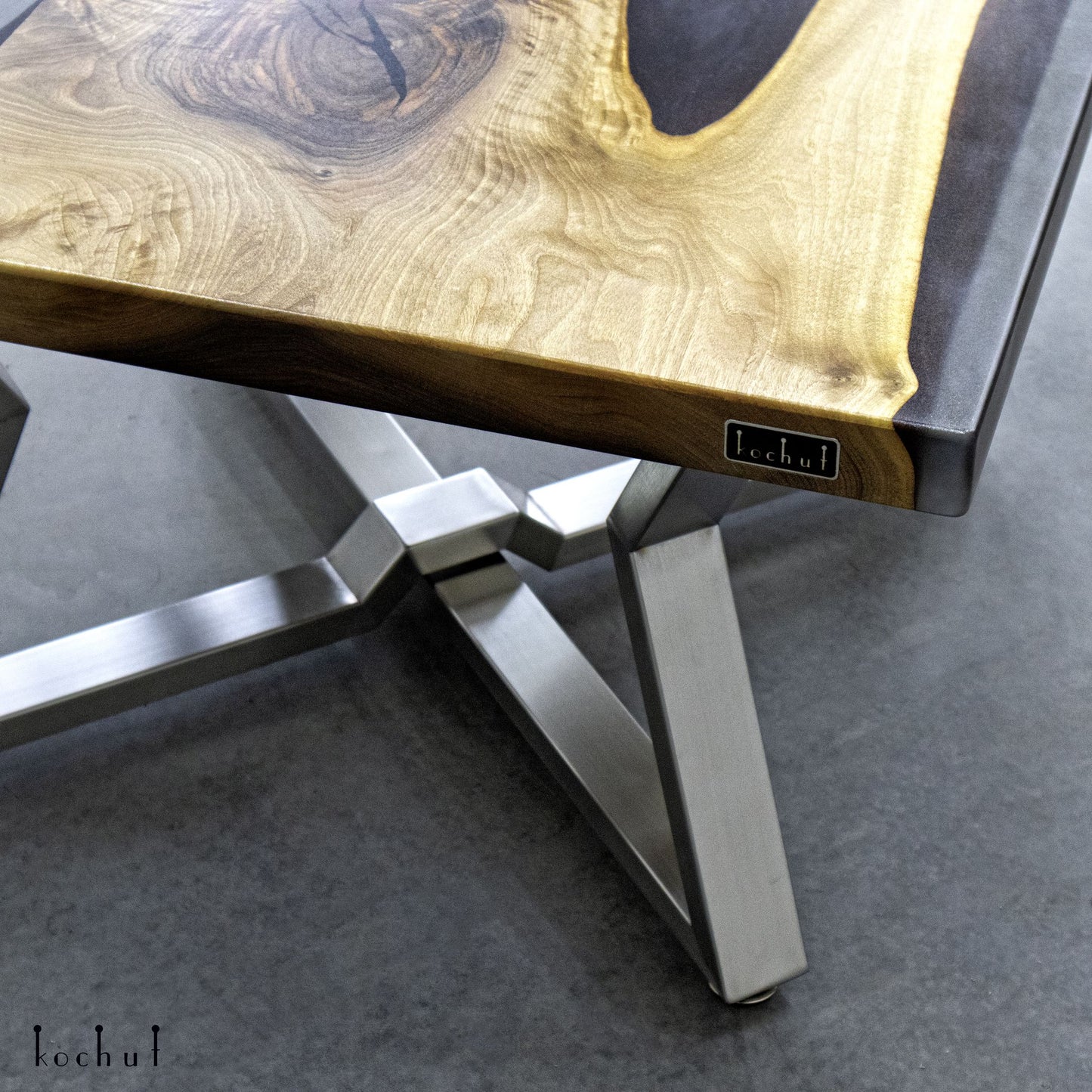 Rauchduft — Couchtisch aus Holz und Epoxidharz