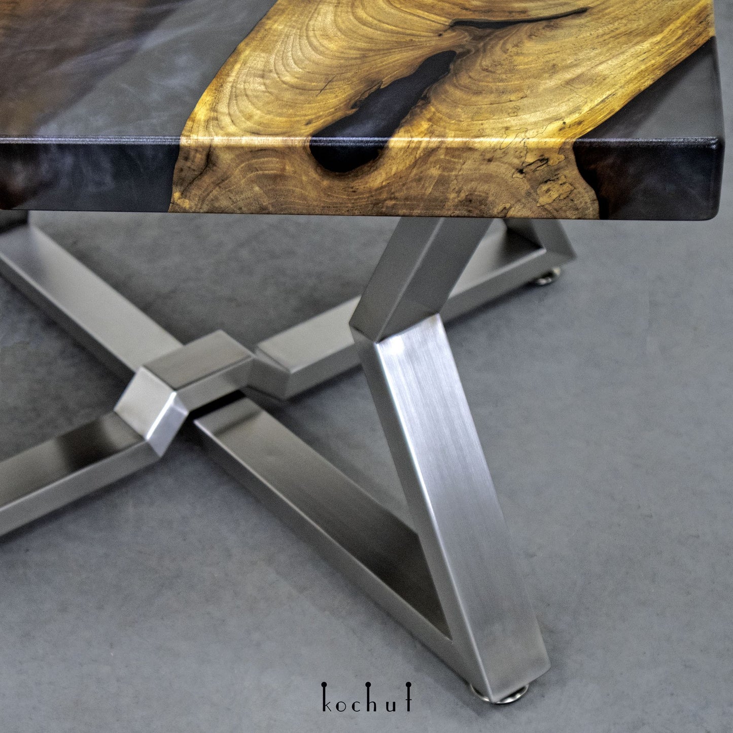 Rauchduft — Couchtisch aus Holz und Epoxidharz
