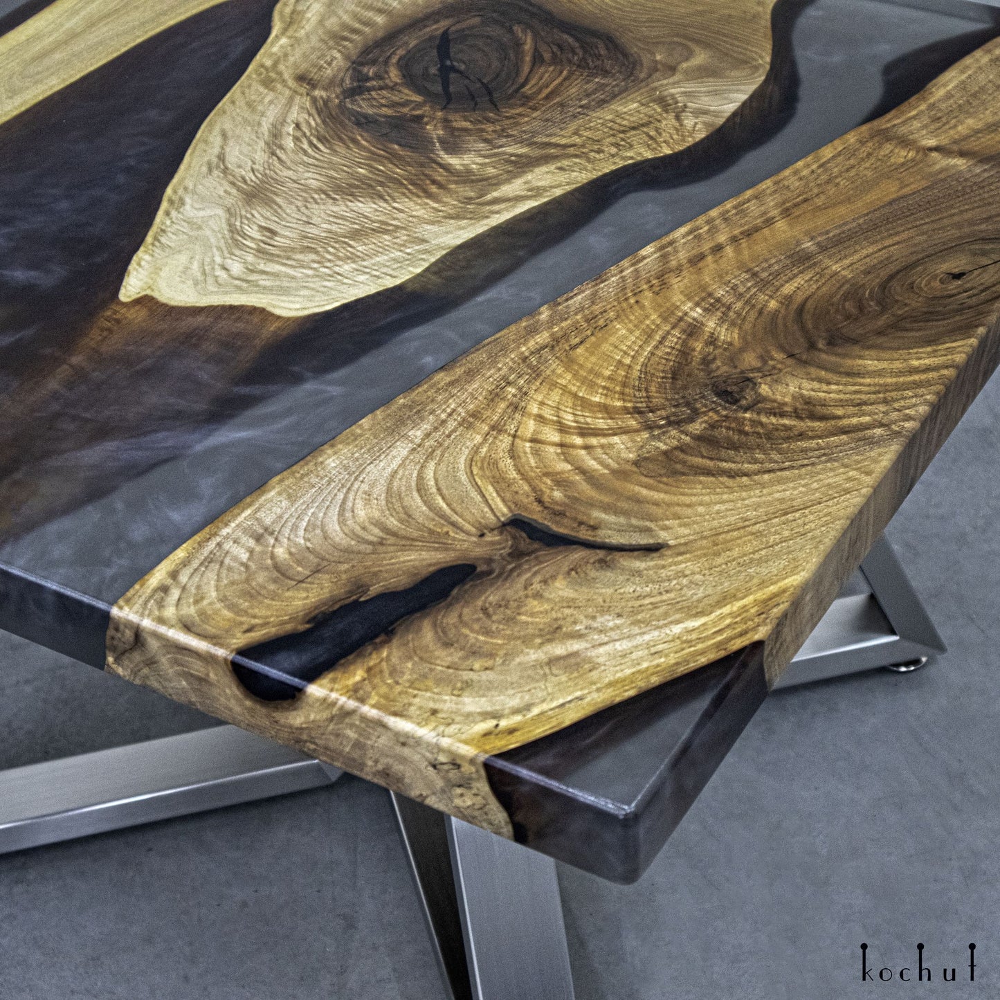 Rauchduft — Couchtisch aus Holz und Epoxidharz