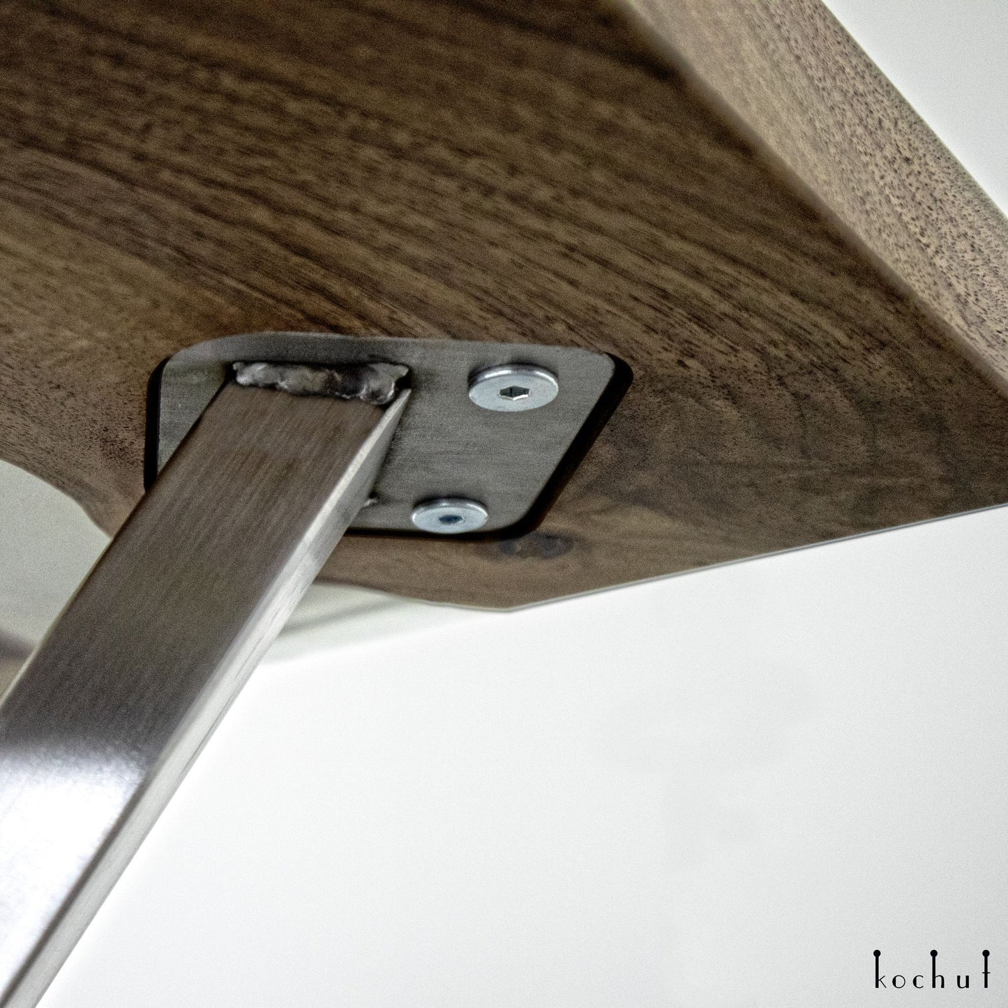 Rauchduft — Couchtisch aus Holz und Epoxidharz