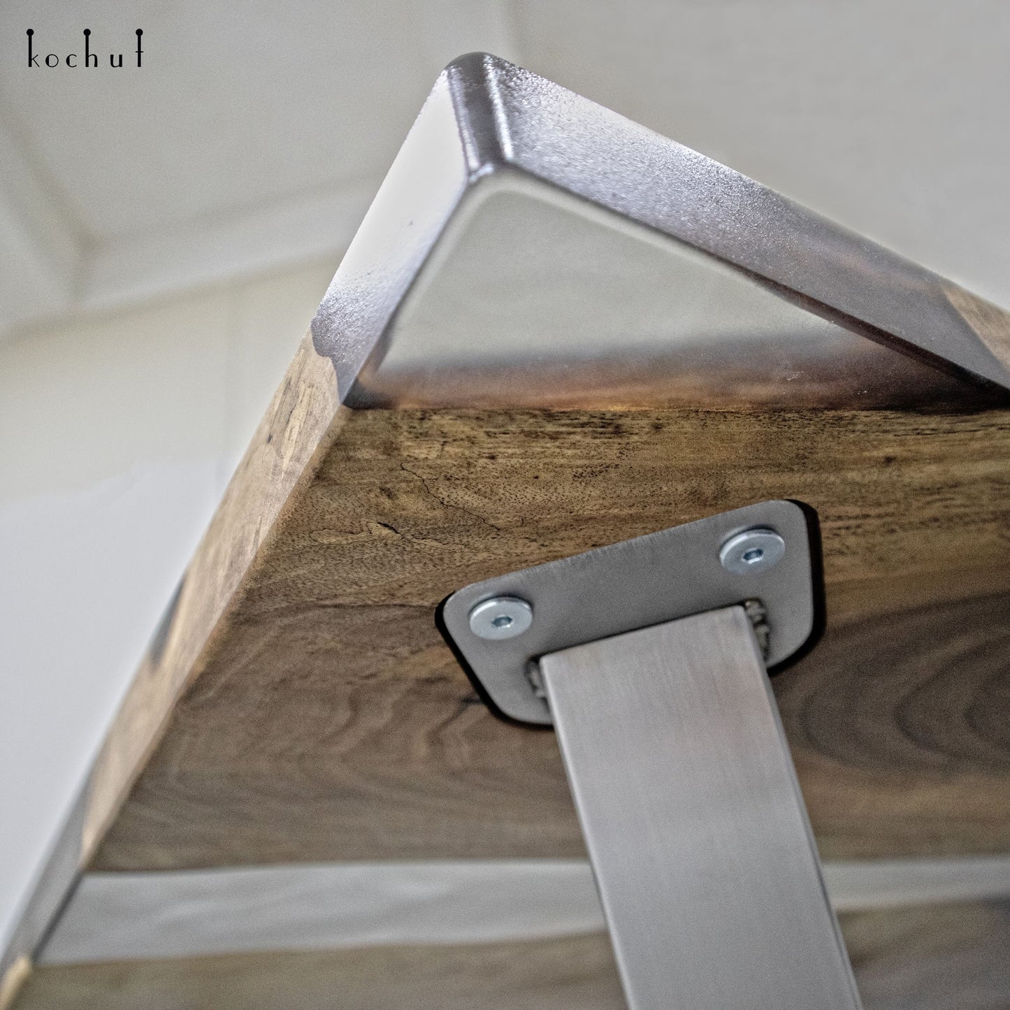 Rauchduft — Couchtisch aus Holz und Epoxidharz