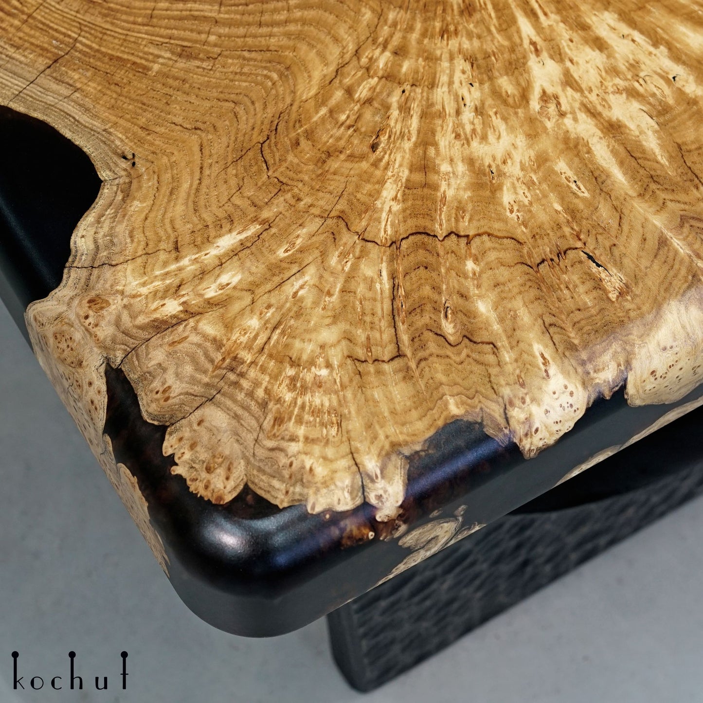 Karbonaado – Couchtisch aus Holz und Epoxidharz