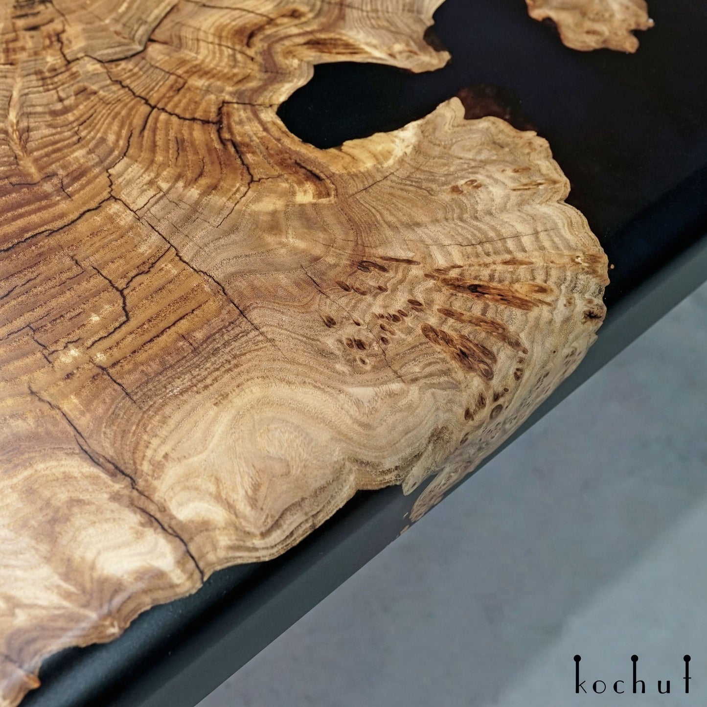 Karbonaado – Couchtisch aus Holz und Epoxidharz