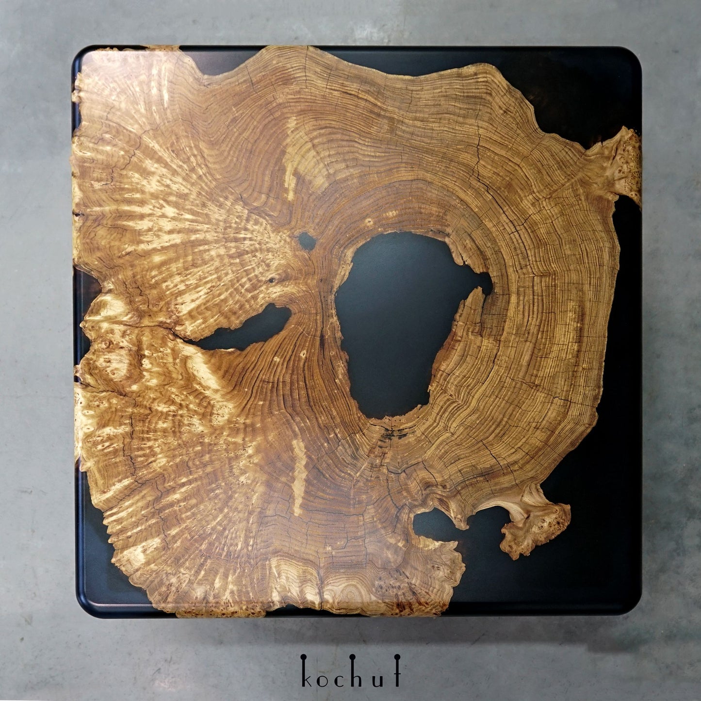 Karbonaado – Couchtisch aus Holz und Epoxidharz