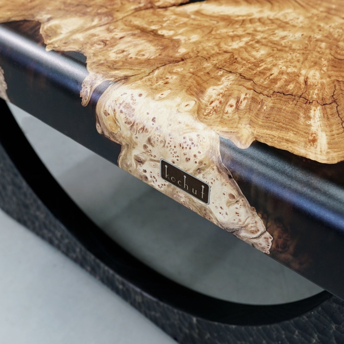 Karbonaado – Couchtisch aus Holz und Epoxidharz