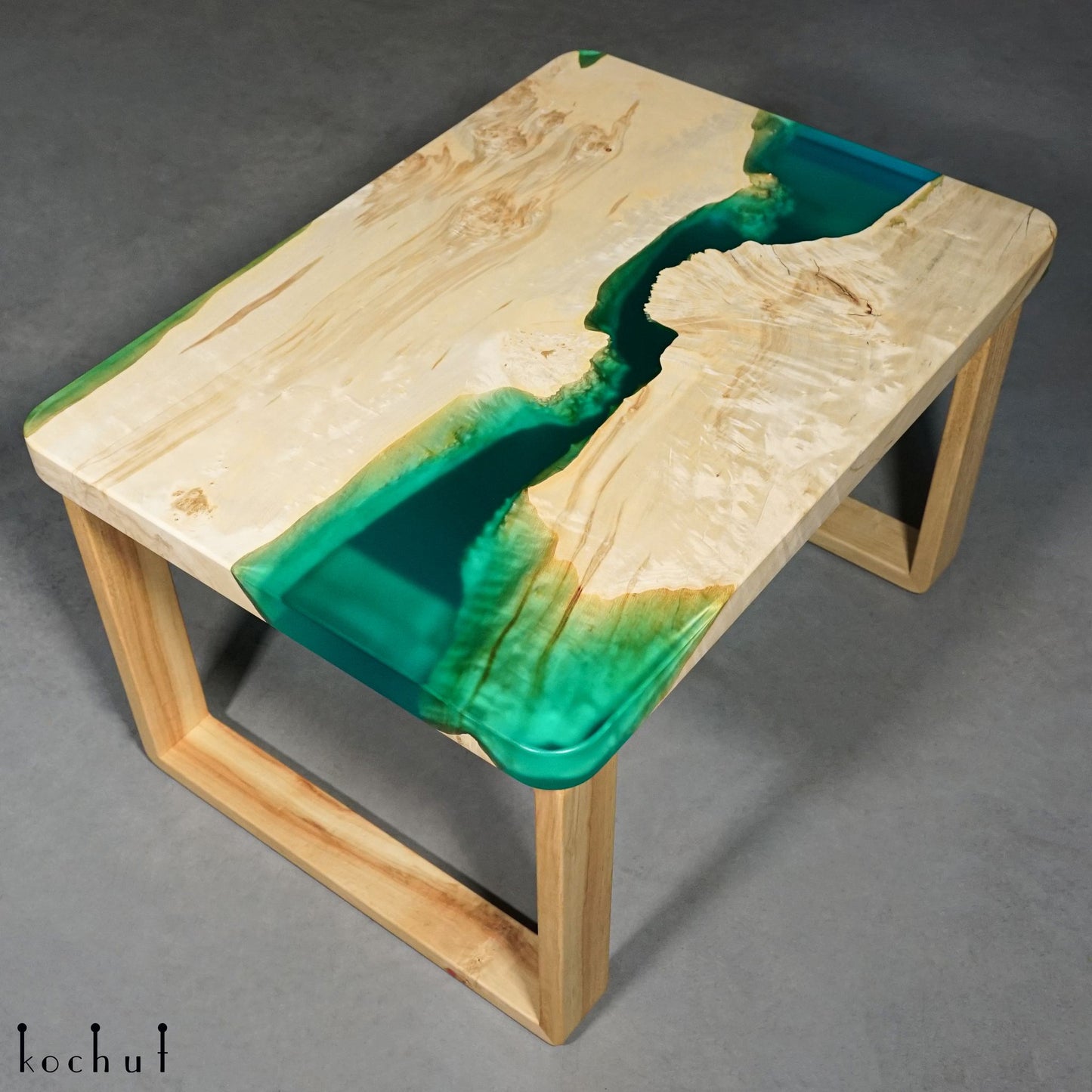 Santorini – Couchtisch aus Holz und Epoxidharz (mit Holzbeinen)