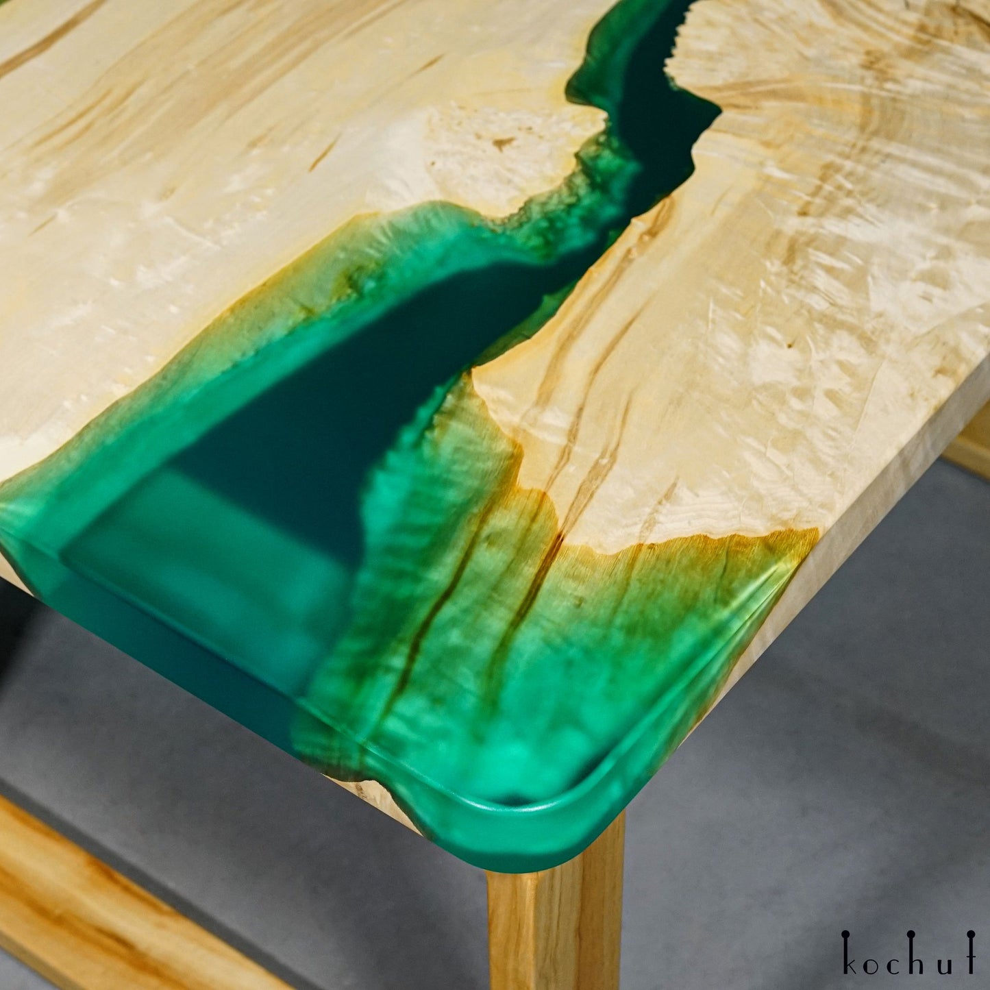 Santorini – Couchtisch aus Holz und Epoxidharz (mit Holzbeinen)