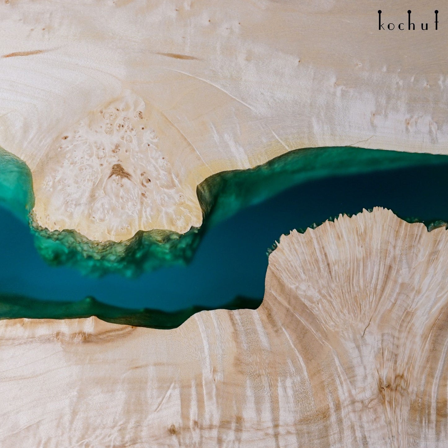 Santorini – Couchtisch aus Holz und Epoxidharz (mit Holzbeinen)