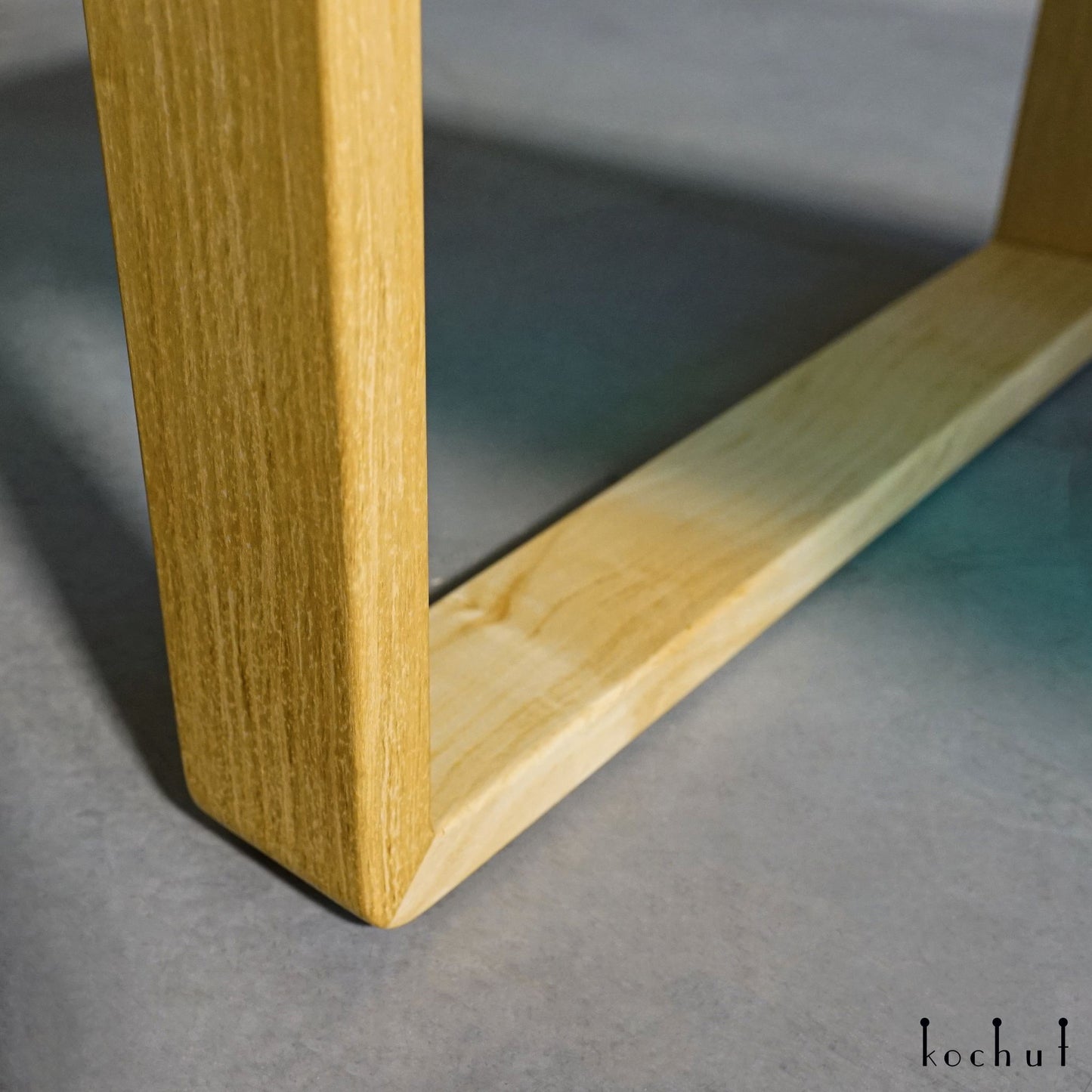 Santorini – Couchtisch aus Holz und Epoxidharz (mit Holzbeinen)