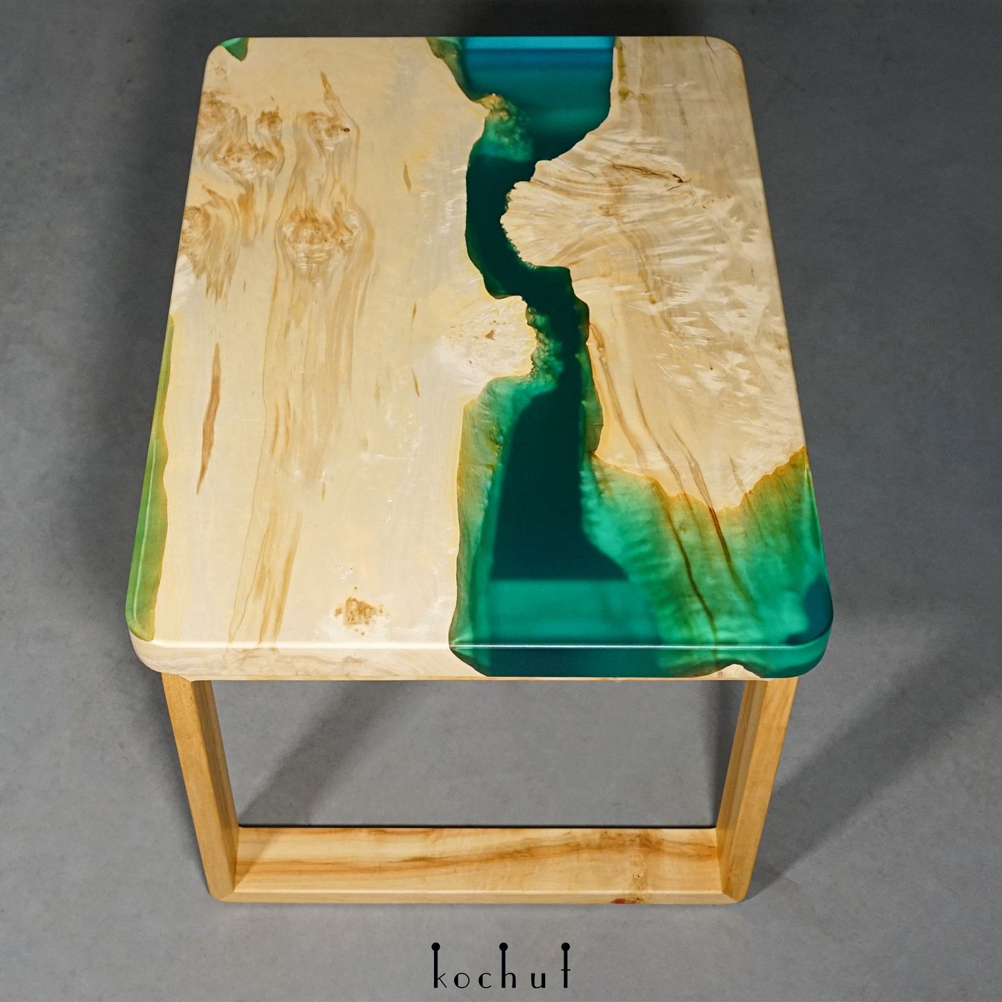 Santorini – Couchtisch aus Holz und Epoxidharz (mit Holzbeinen)
