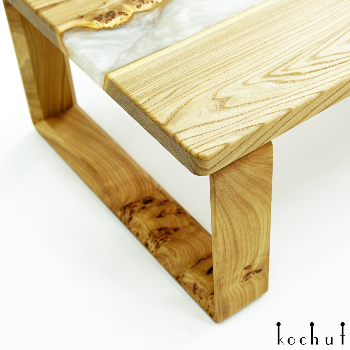 Platinfluss — Couchtisch aus Holz und Epoxidharz