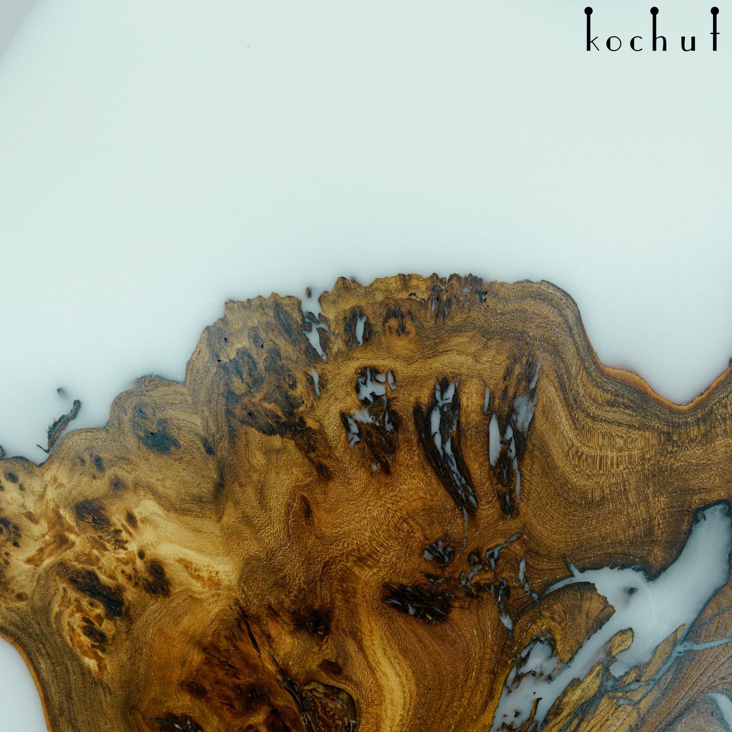 Schnee in der Wüste – Couchtisch aus Holz und Epoxidharz