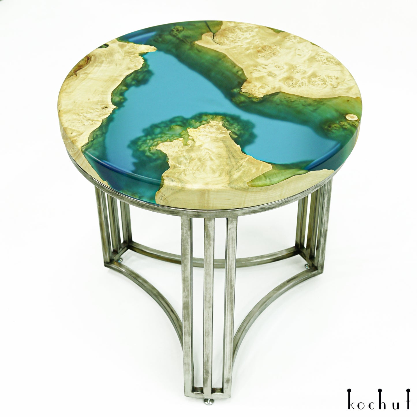 Santorini — Couchtisch aus Holz und Epoxidharz mit Metallbeinen