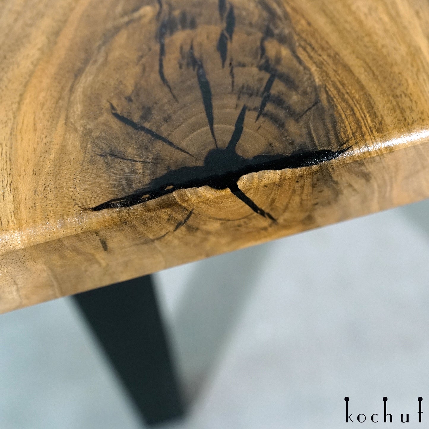 Magie der Nacht — Esstisch aus Holz und Epoxidharz