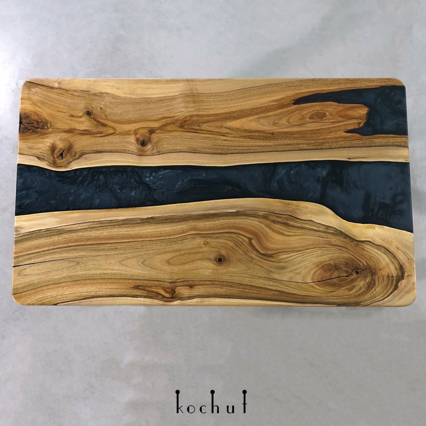 Magie der Nacht — Esstisch aus Holz und Epoxidharz