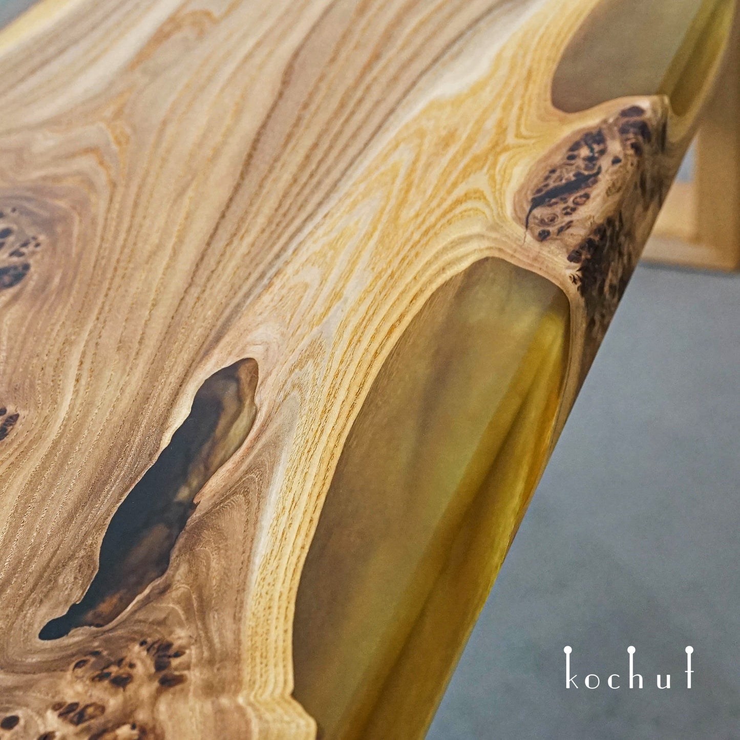 Mighty Eukalyptus — Esstisch aus Holz und Epoxidharz