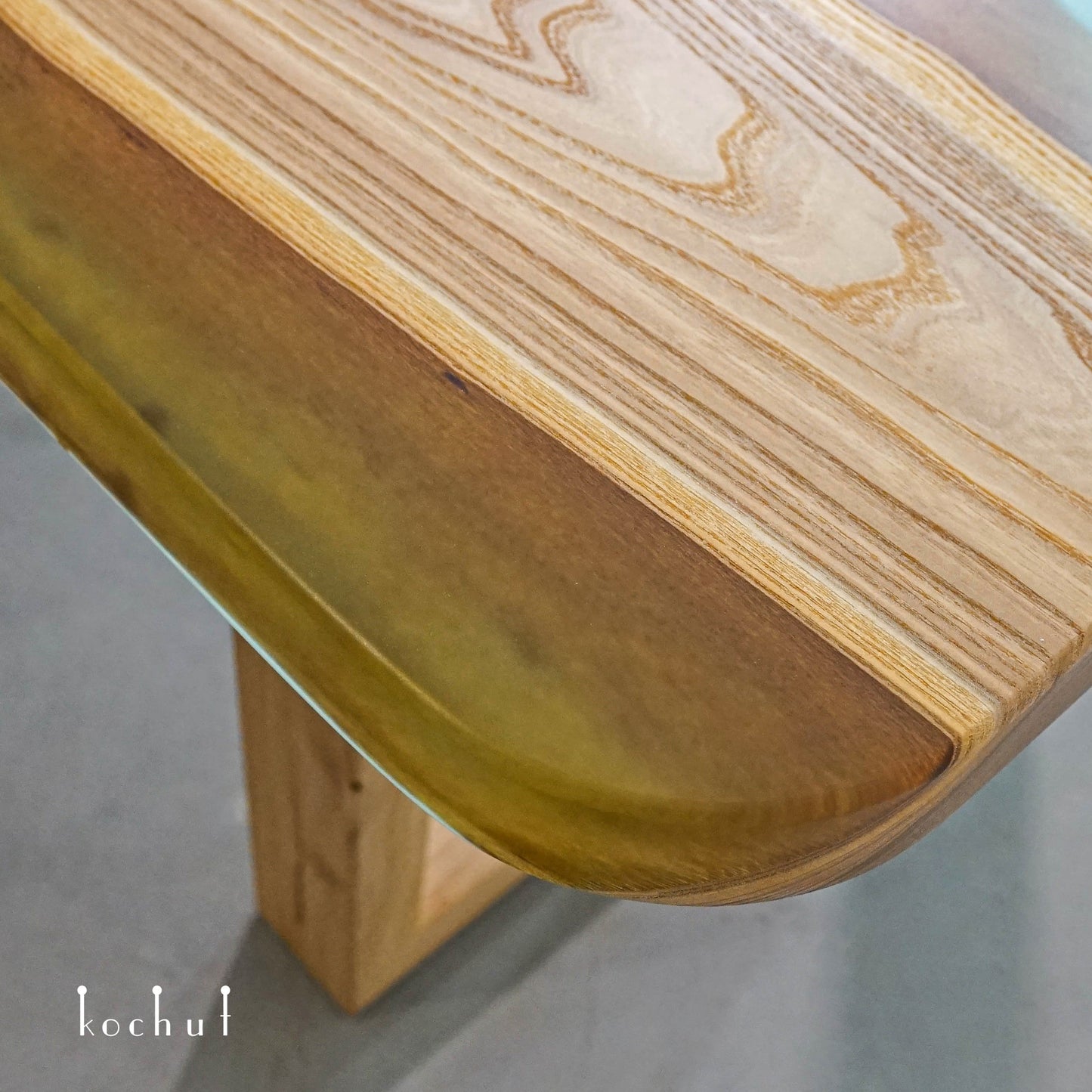 Mighty Eukalyptus — Esstisch aus Holz und Epoxidharz