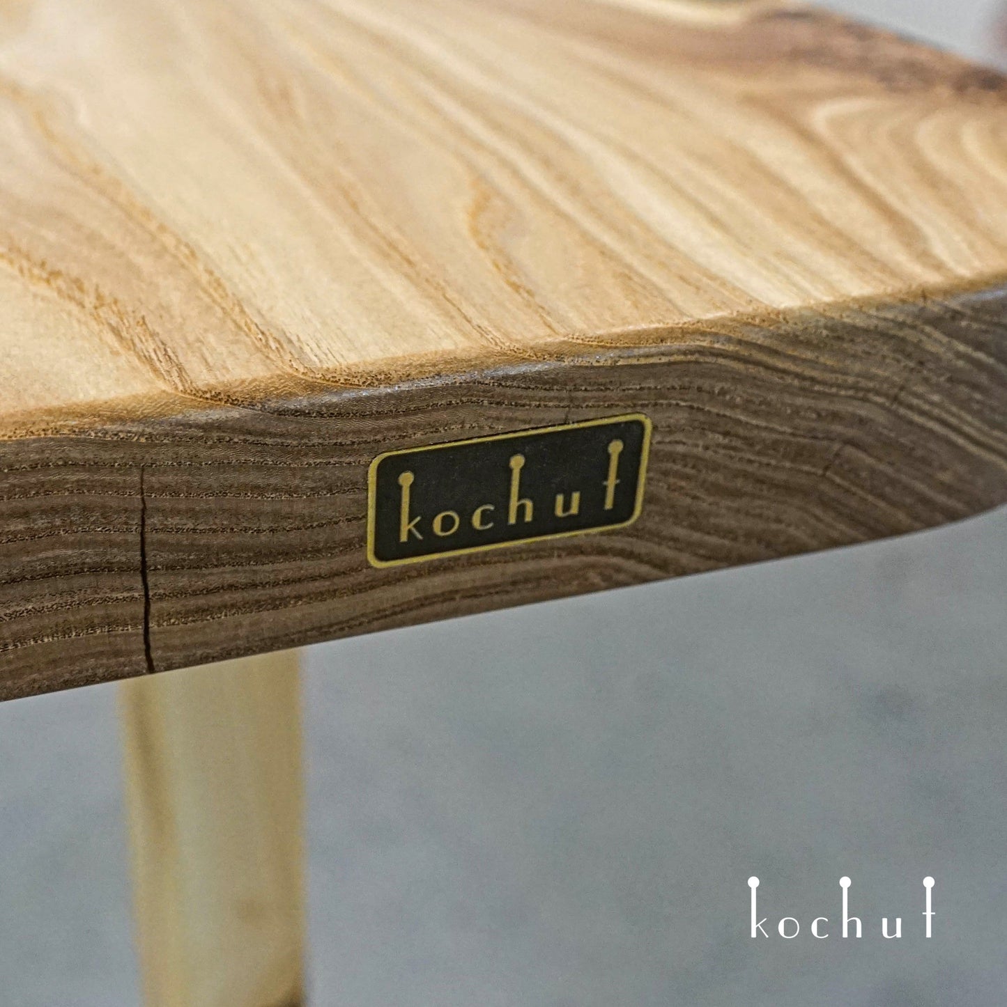 Mighty Eukalyptus — Esstisch aus Holz und Epoxidharz