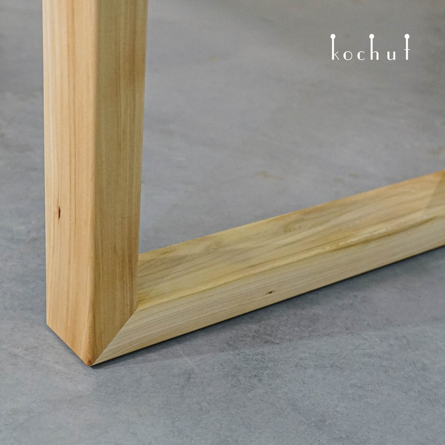 Mighty Eukalyptus — Esstisch aus Holz und Epoxidharz