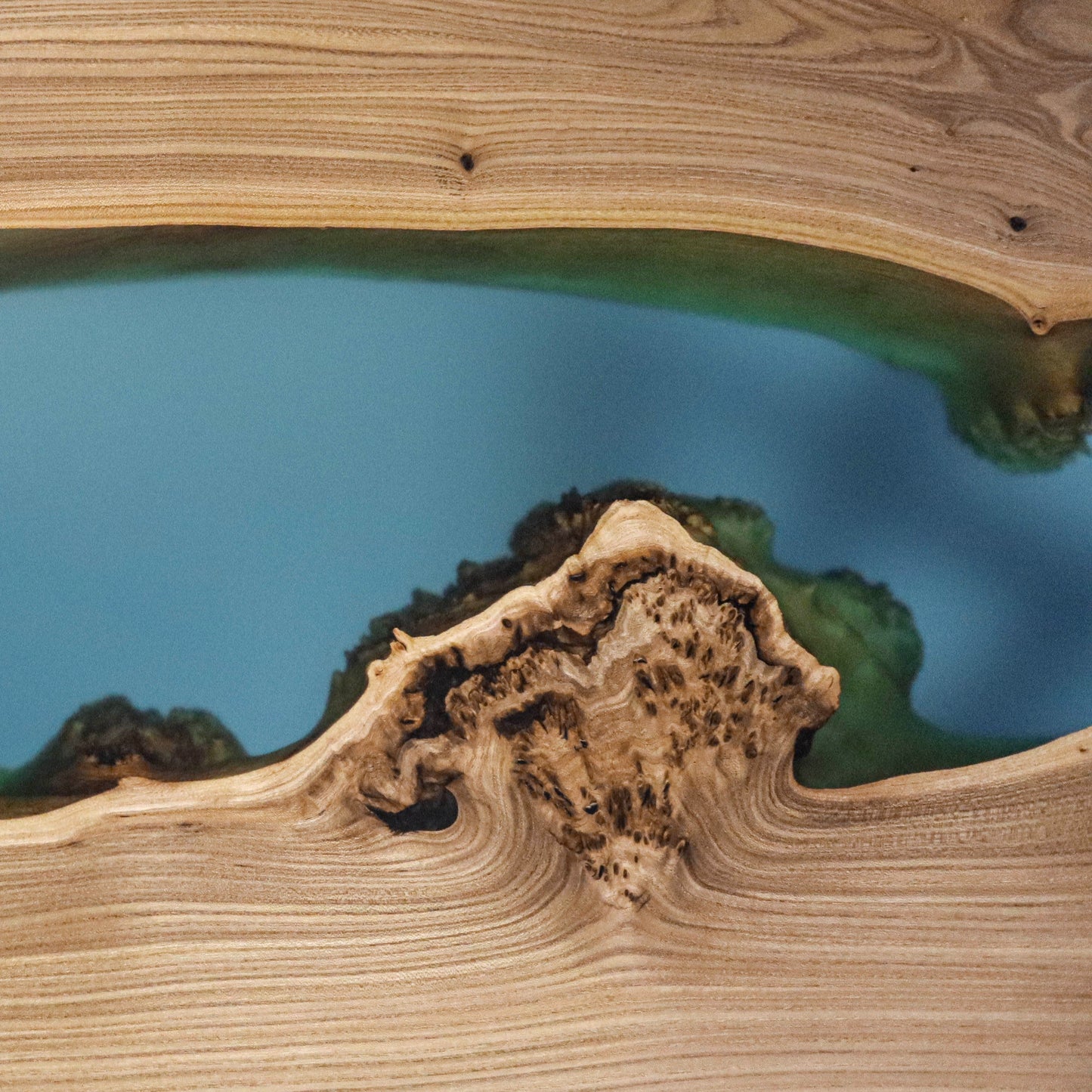 Damaskus — Esstisch aus Holz und Epoxidharz (Metallbeine)