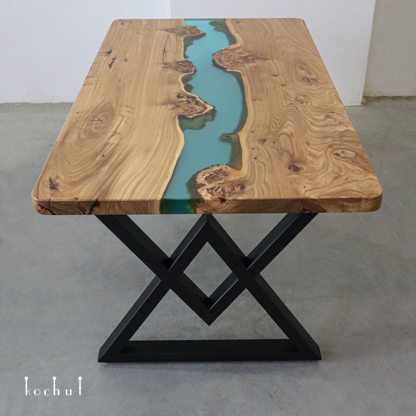 Damaskus — Esstisch aus Holz und Epoxidharz (Metallbeine)