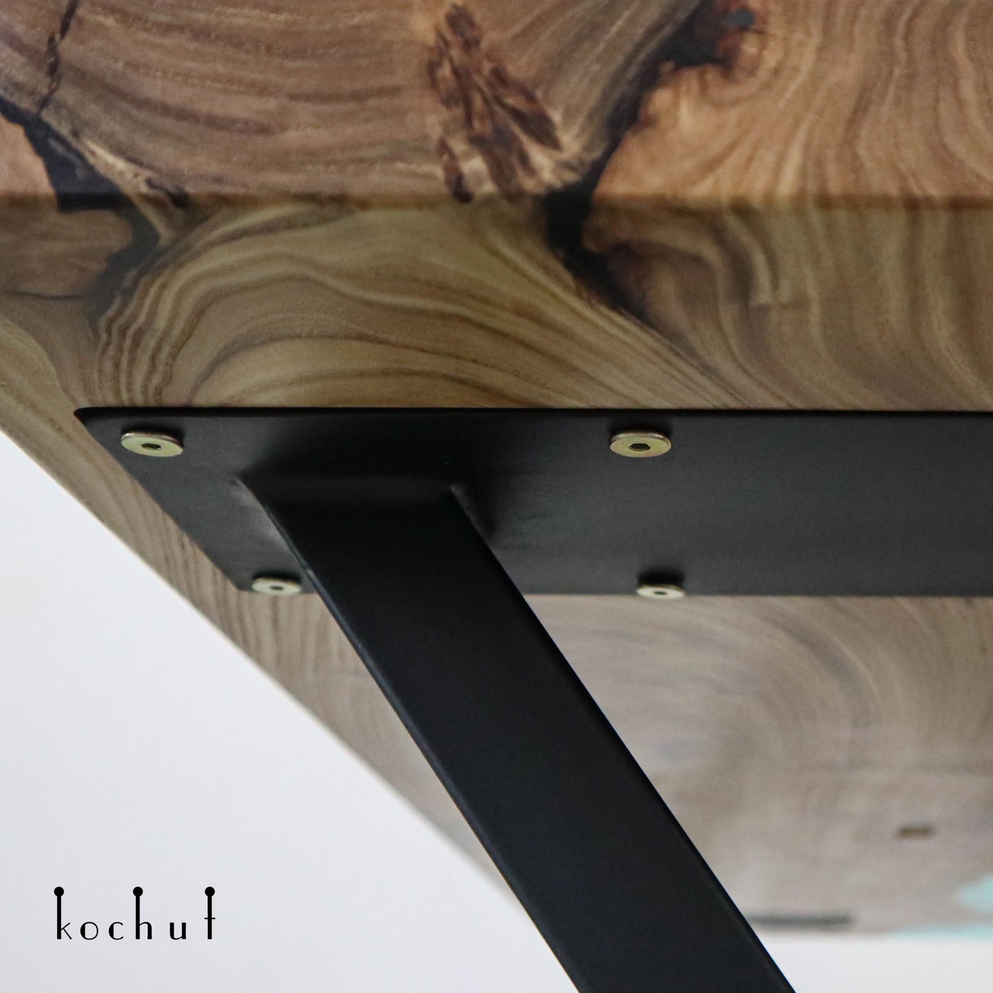 Damaskus — Esstisch aus Holz und Epoxidharz (Metallbeine)