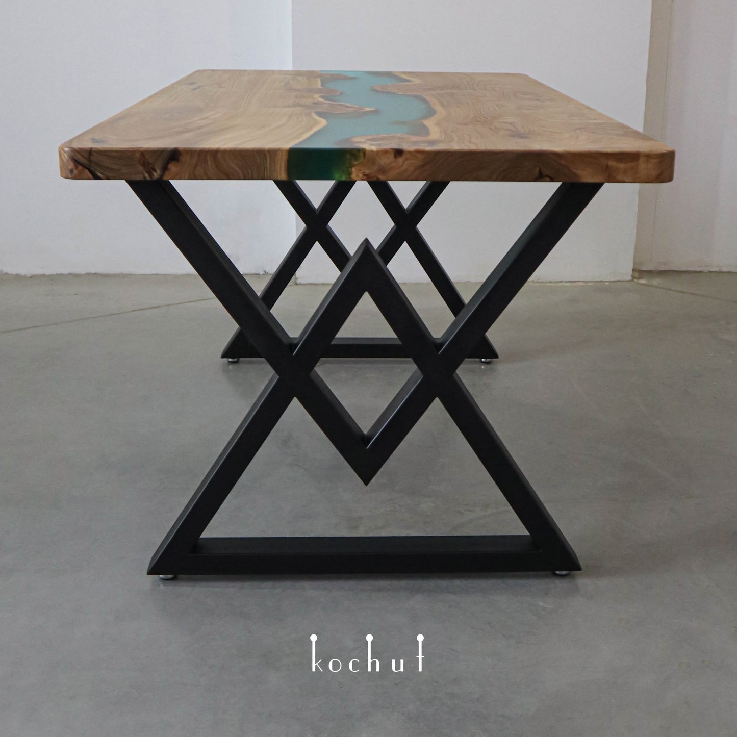 Damaskus — Esstisch aus Holz und Epoxidharz (Metallbeine)