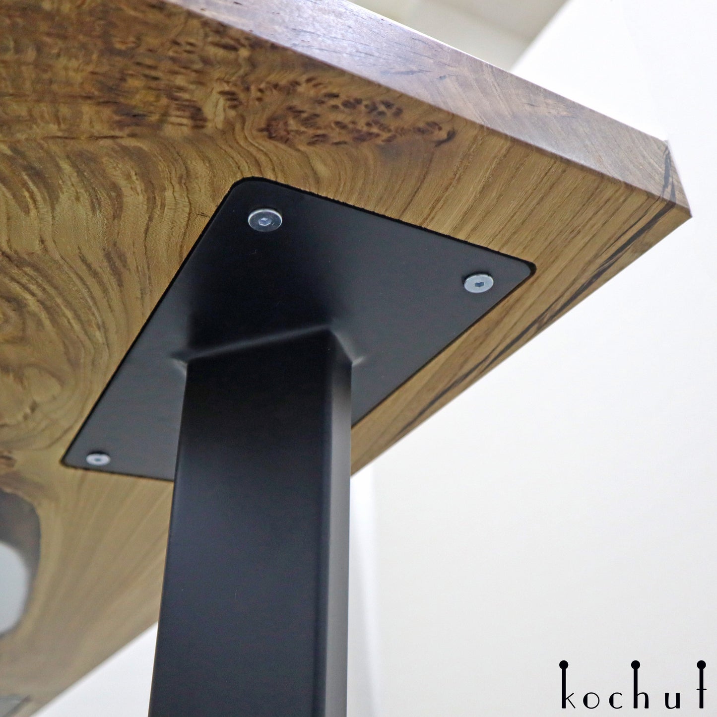 Ramses — Esstisch aus Holz und Epoxidharz