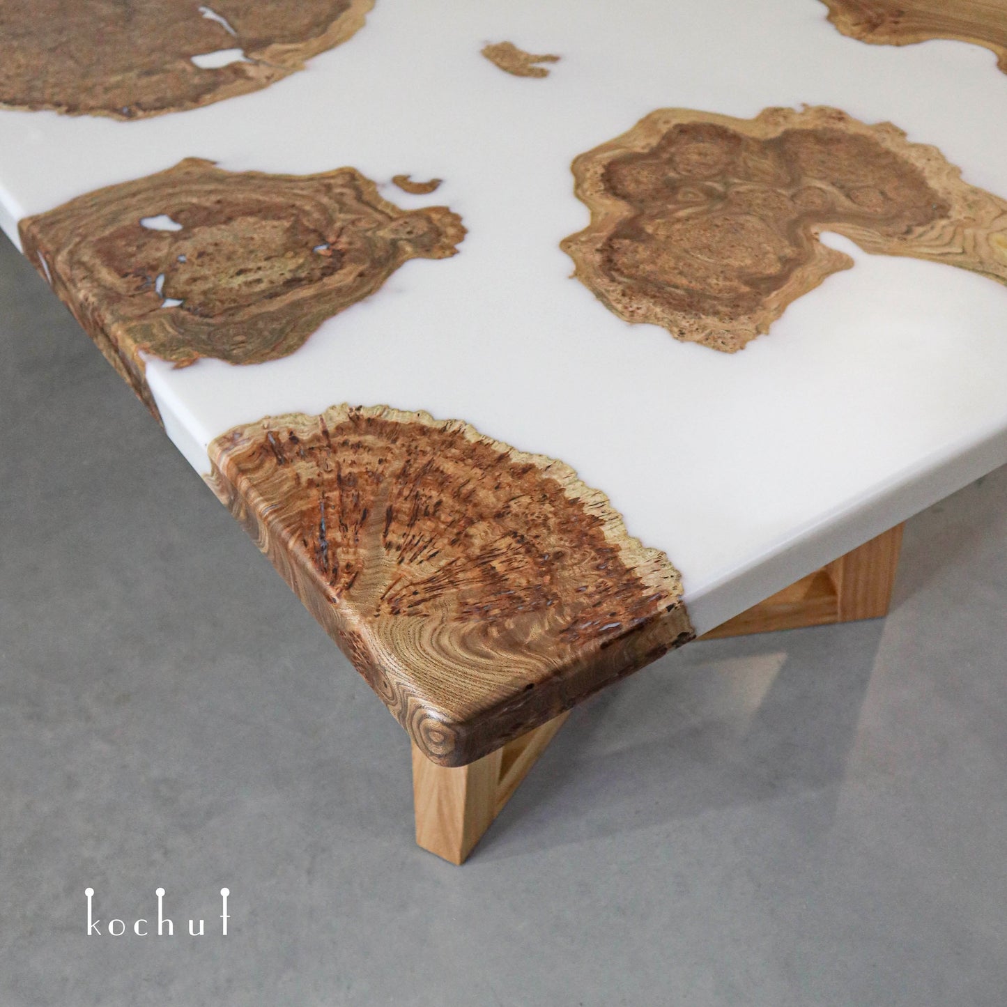 Jasper — Esstisch aus Holz und Epoxidharz