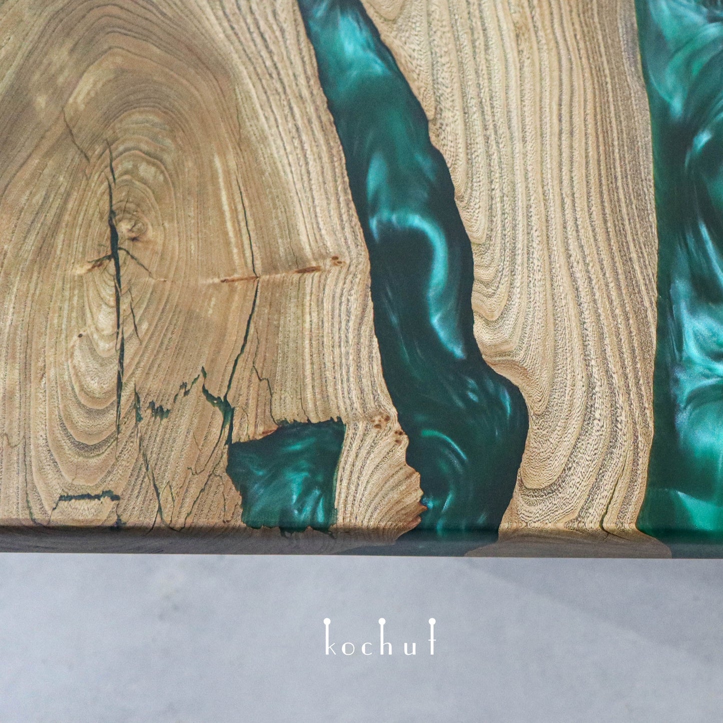 Grindale — Esstisch aus Holz und Epoxidharz