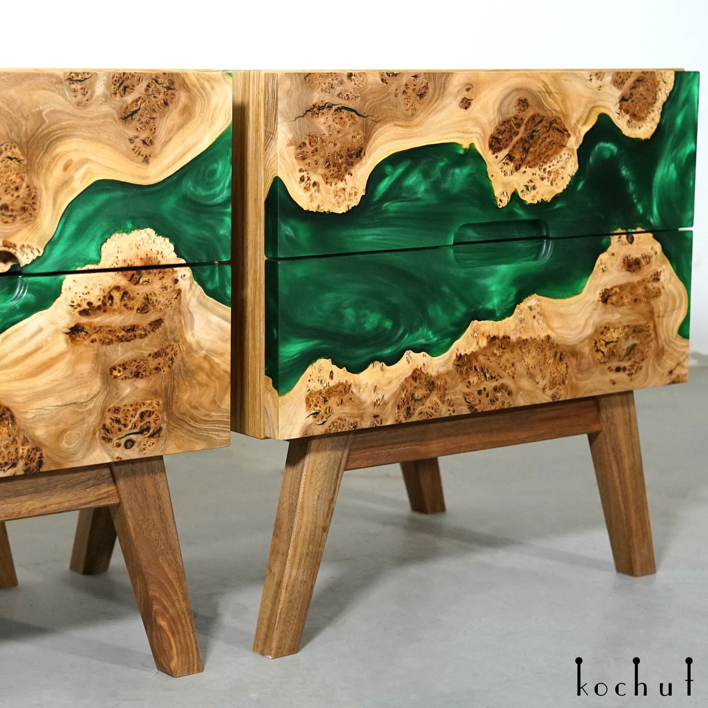 Smaragdträume — Nachttisch aus Holz und Epoxidharz