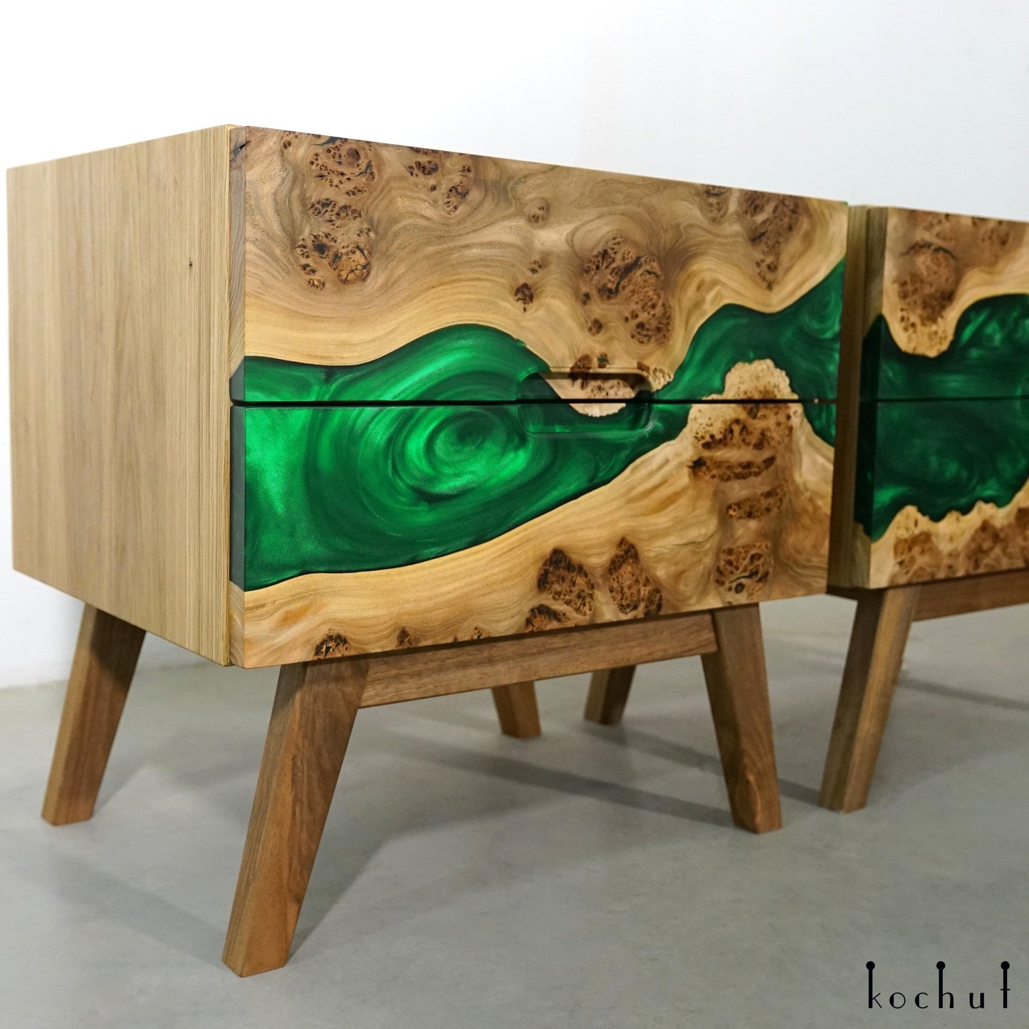 Smaragdträume — Nachttisch aus Holz und Epoxidharz