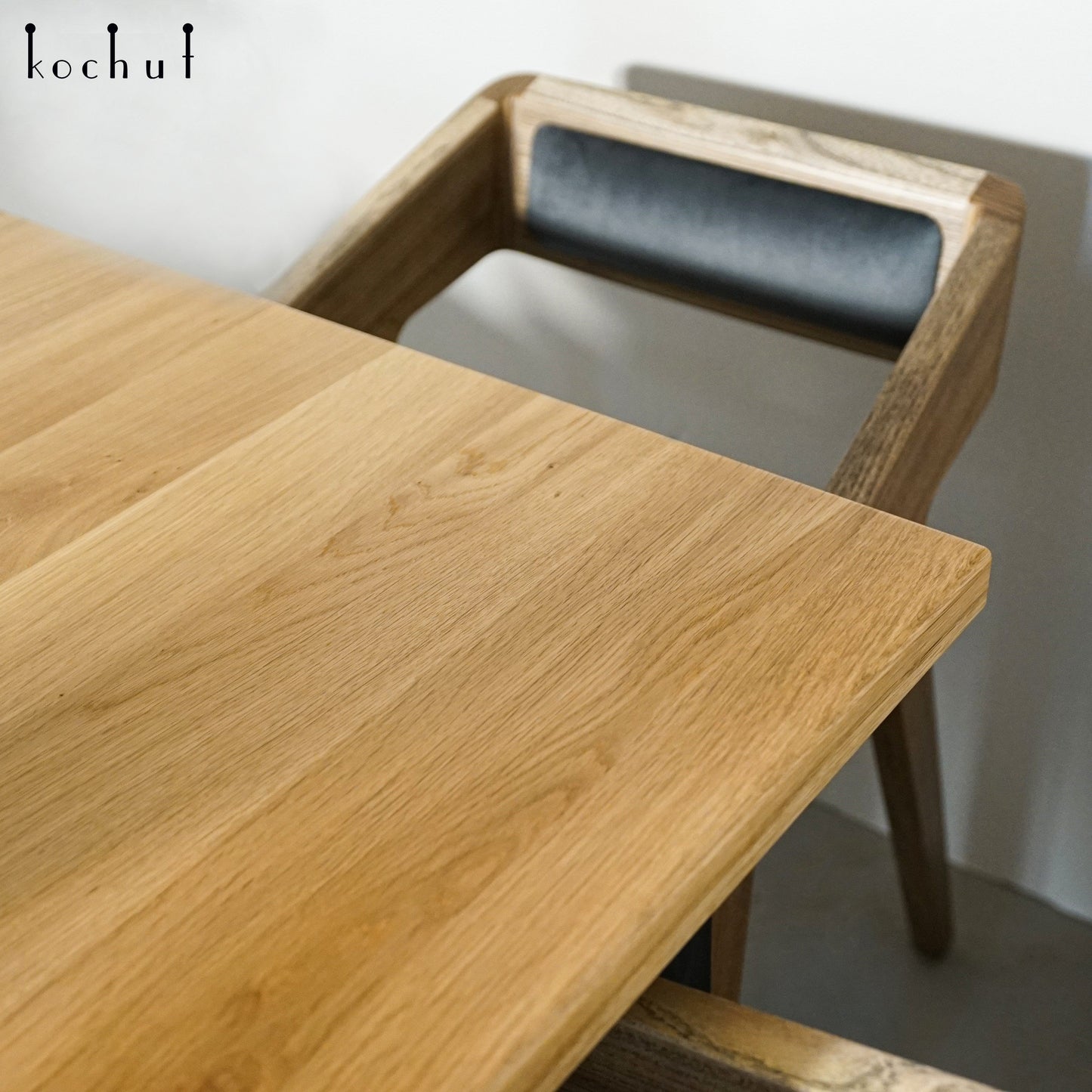 Familienkomfort — Esstisch aus Holz (schwarze Metallbeine)