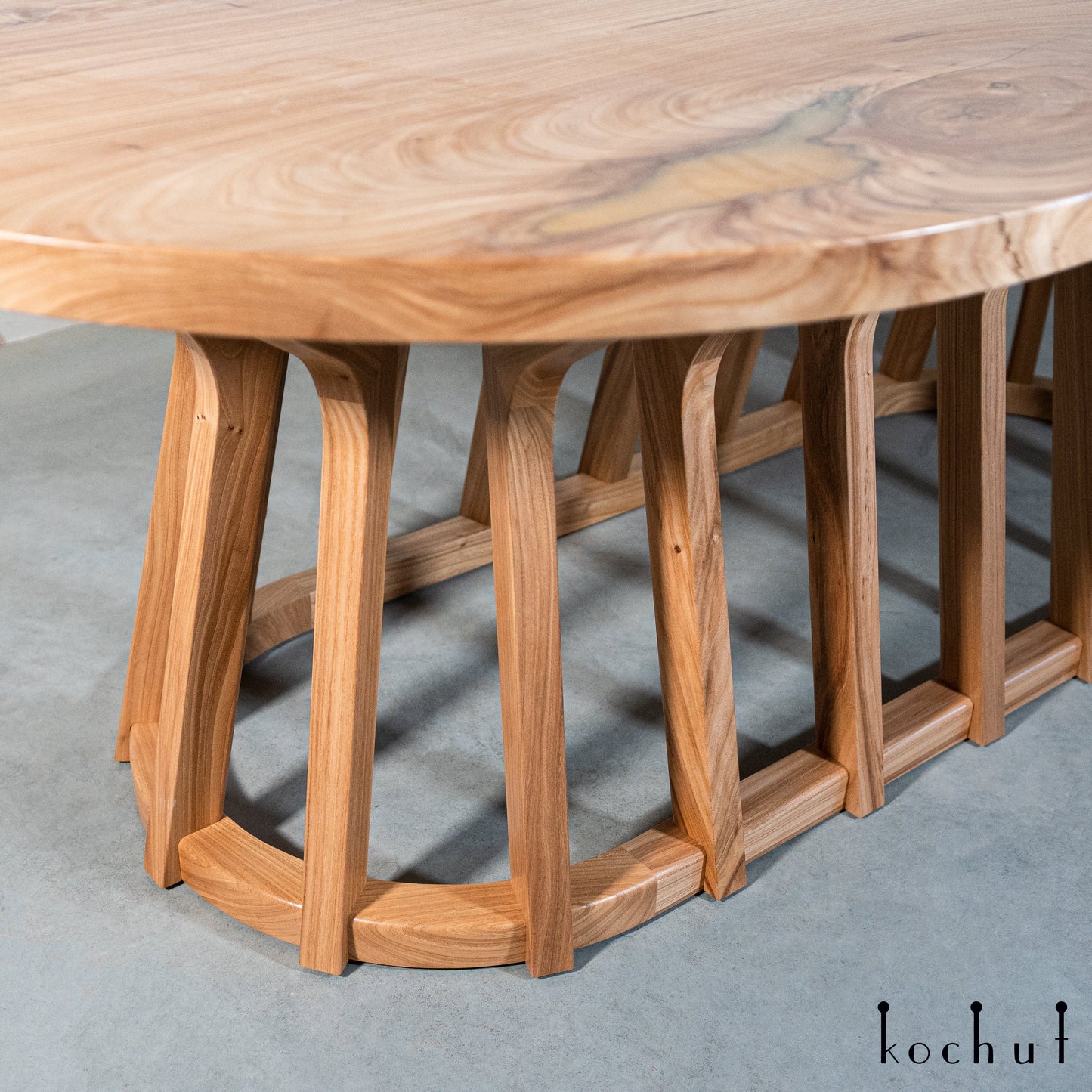 Noah's Land — Esszimmertisch aus Holz und Epoxidharz