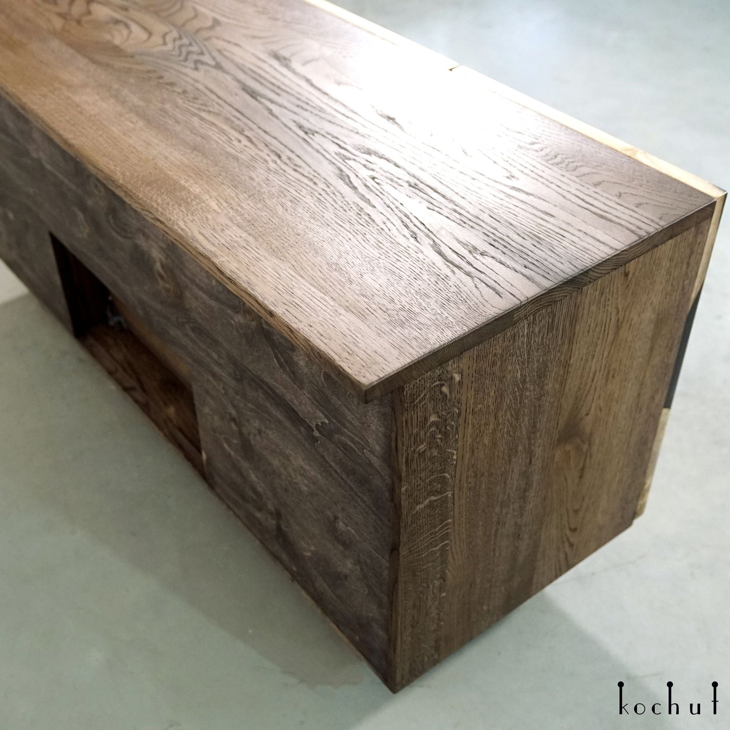 Mistral — Holz- und Epoxidharz-Schrank