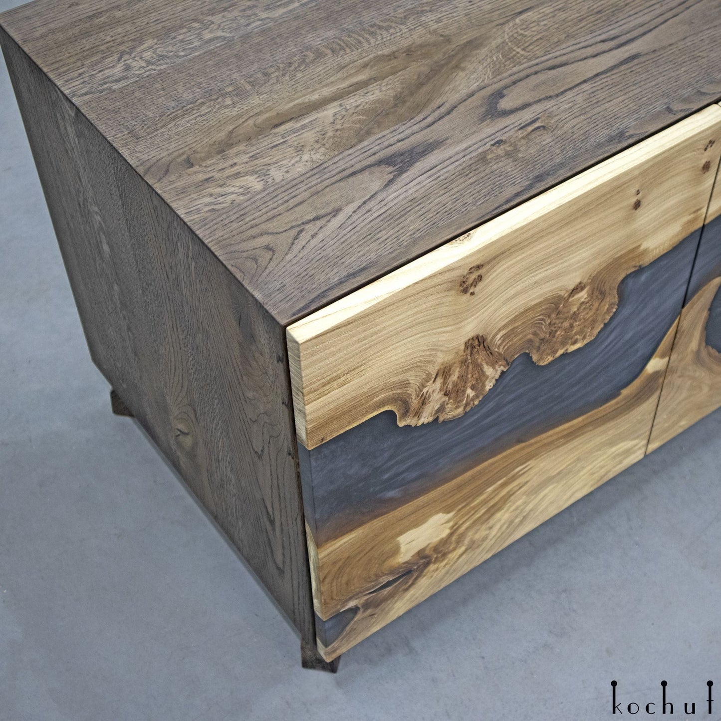 Grauer Kardinal — Holz- und Epoxidharz-Schrank