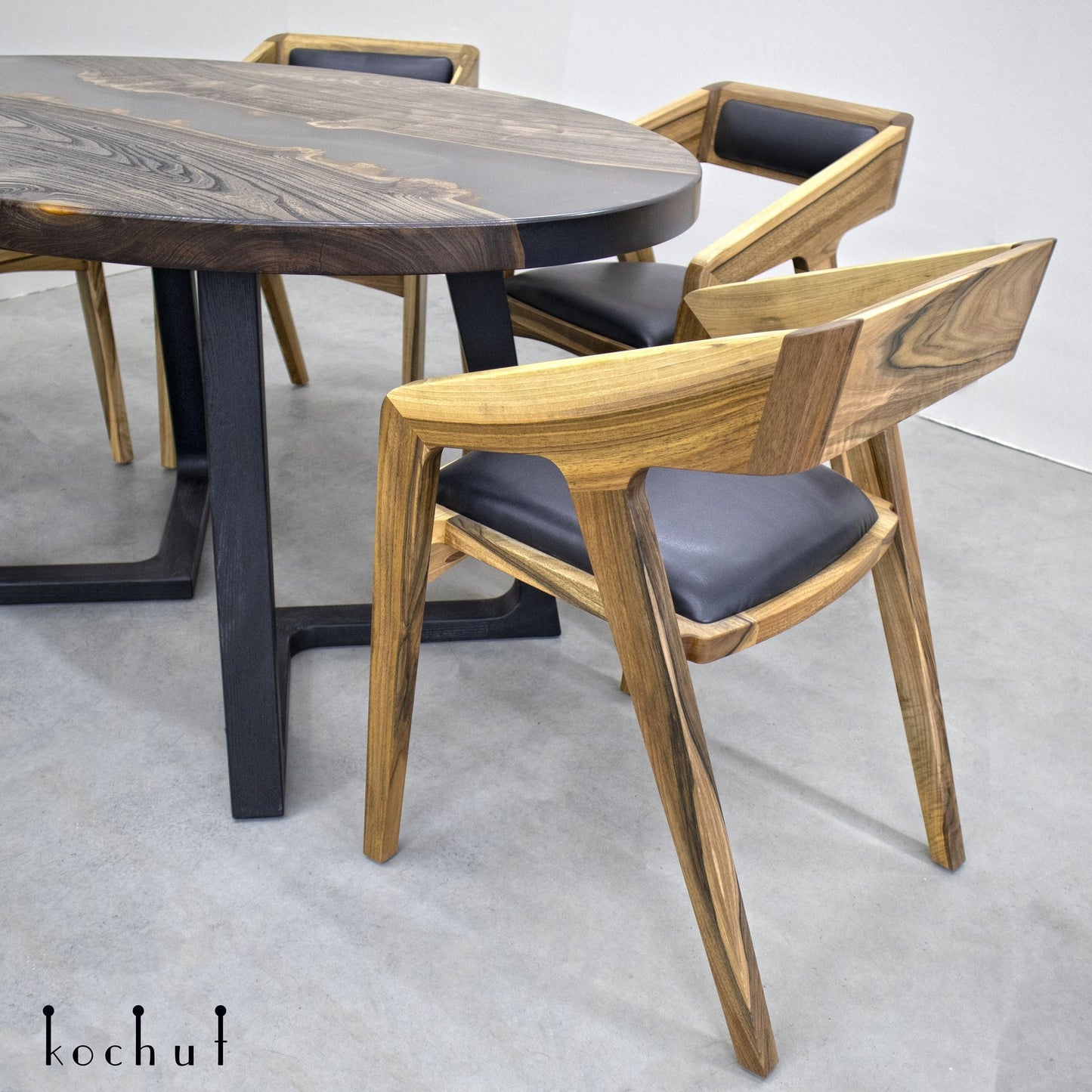 Kalindzhi — Esstisch aus Holz und Epoxidharz