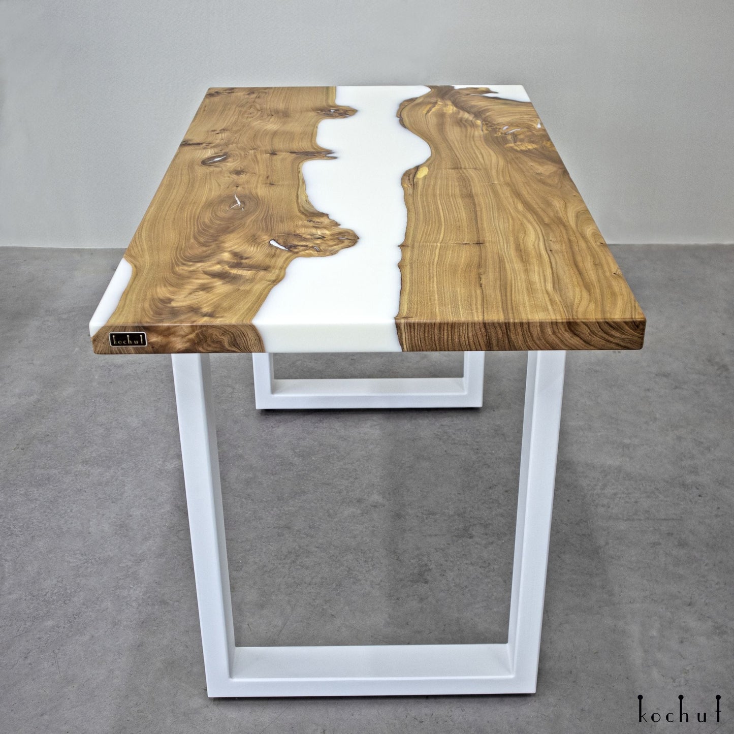 Schnee in der Wüste — Esstisch aus Holz und Epoxidharz (Metallbeine)
