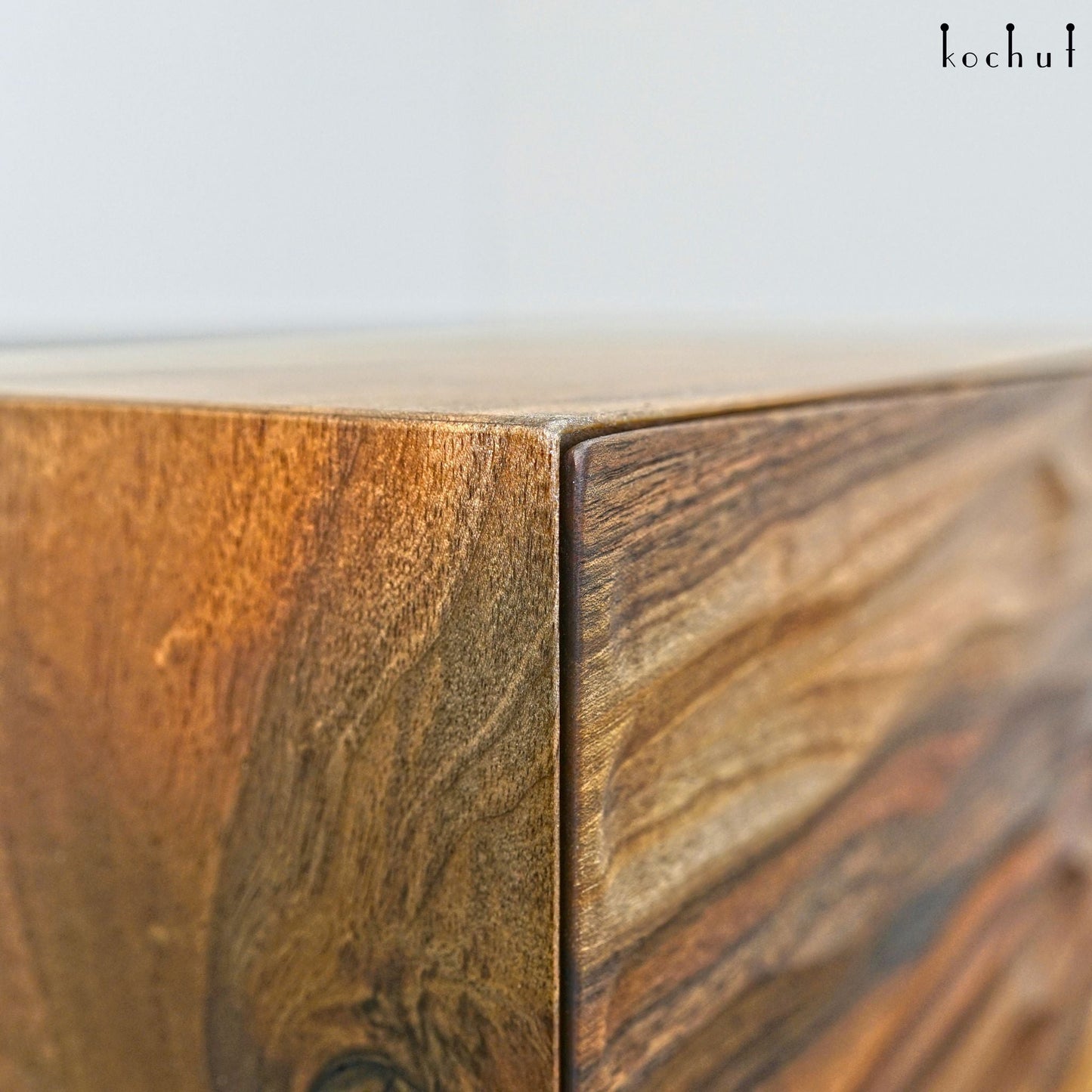Soho — Holz- und Epoxidharz-Schrank