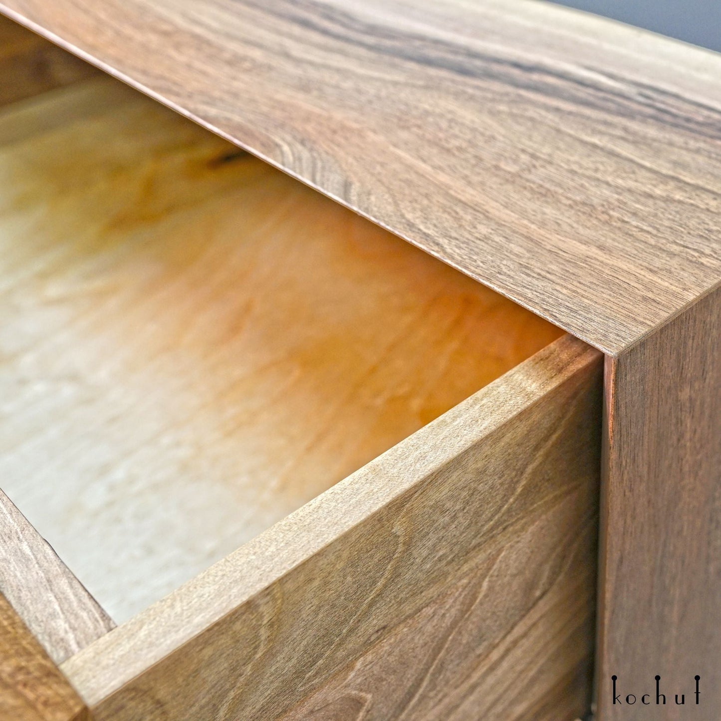 Soho — Holz- und Epoxidharz-Schrank