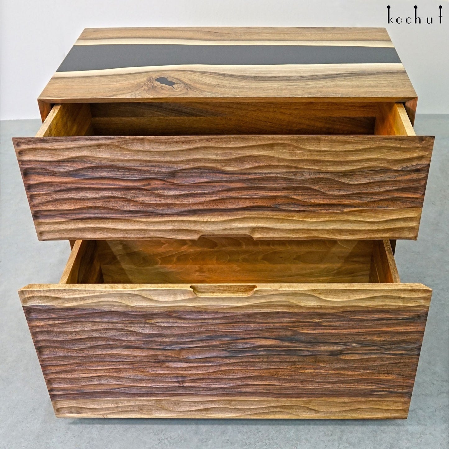 Soho — Holz- und Epoxidharz-Schrank