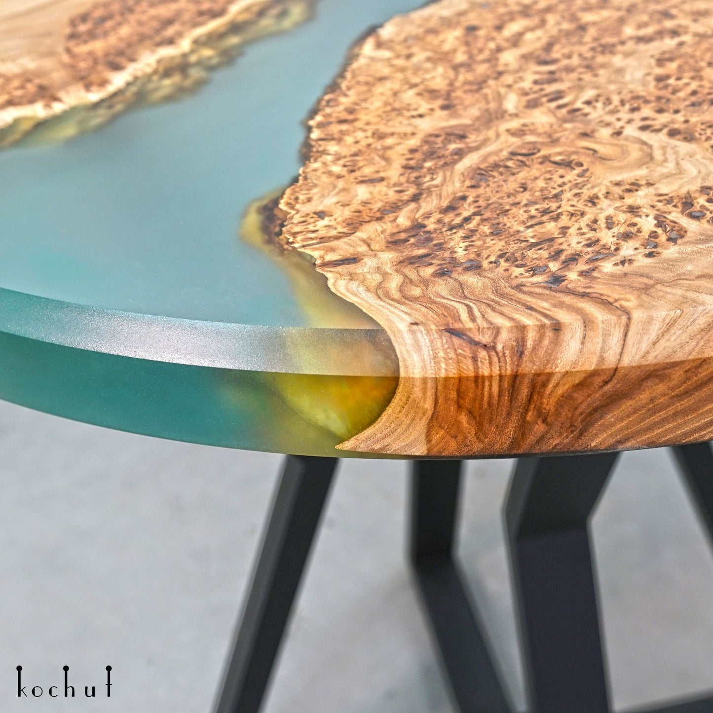 Florence — Esstisch aus Holz und Epoxidharz